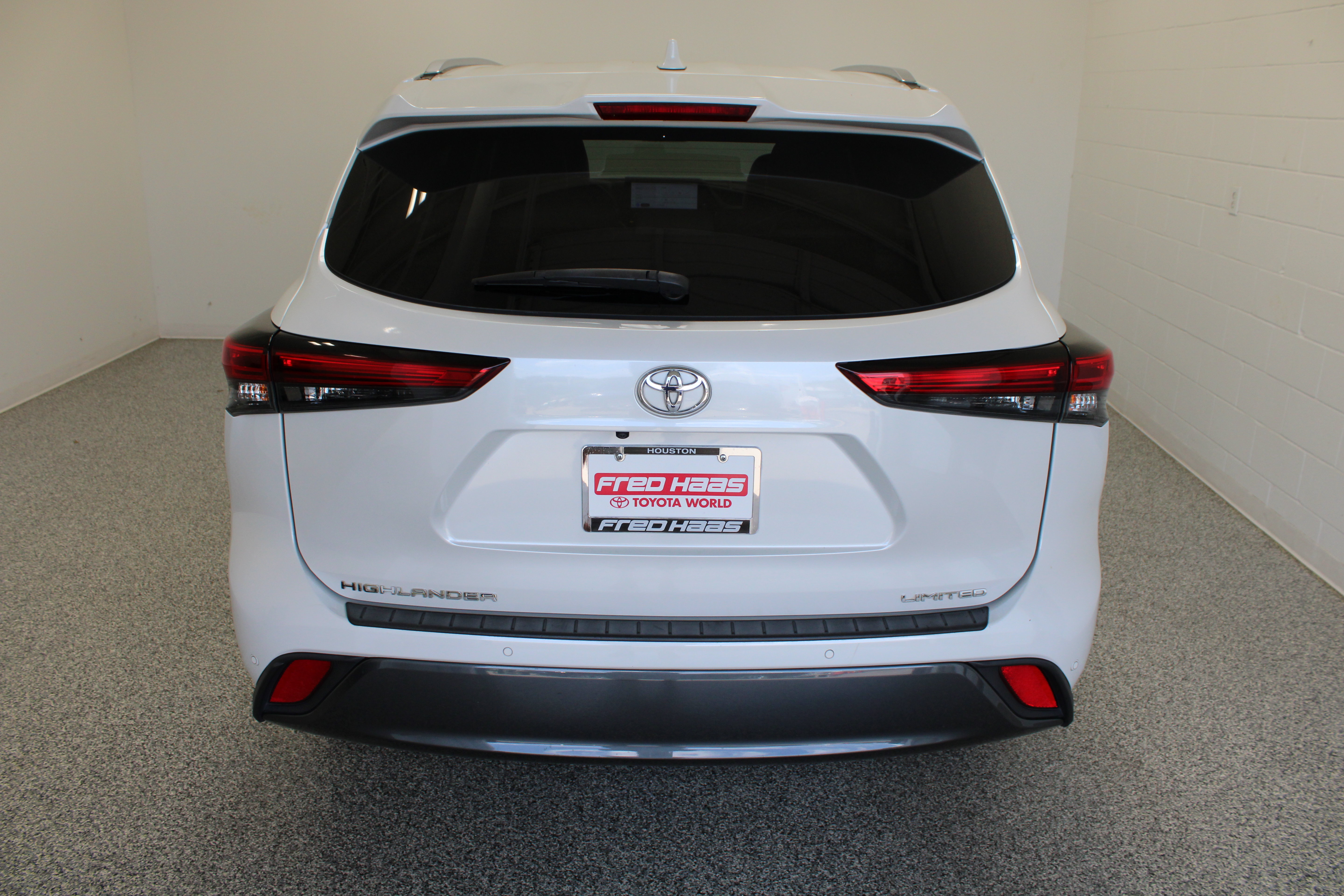 Used 2023 Toyota Highlander Limited FWD image 8