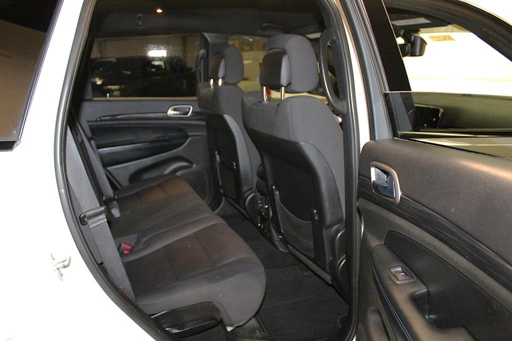 Used 2019 Jeep Grand Cherokee Laredo AWD/4WD image 30