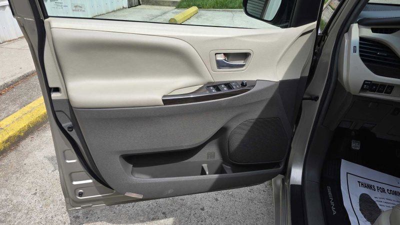 Used 2017 Toyota Sienna XLE Premium FWD image 15