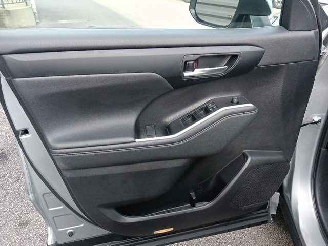 Used 2023 Toyota Highlander XLE image 11