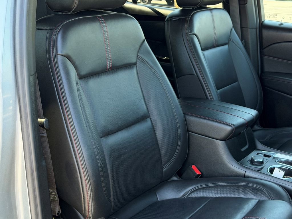 Used 2023 Chevrolet Traverse RS image 9
