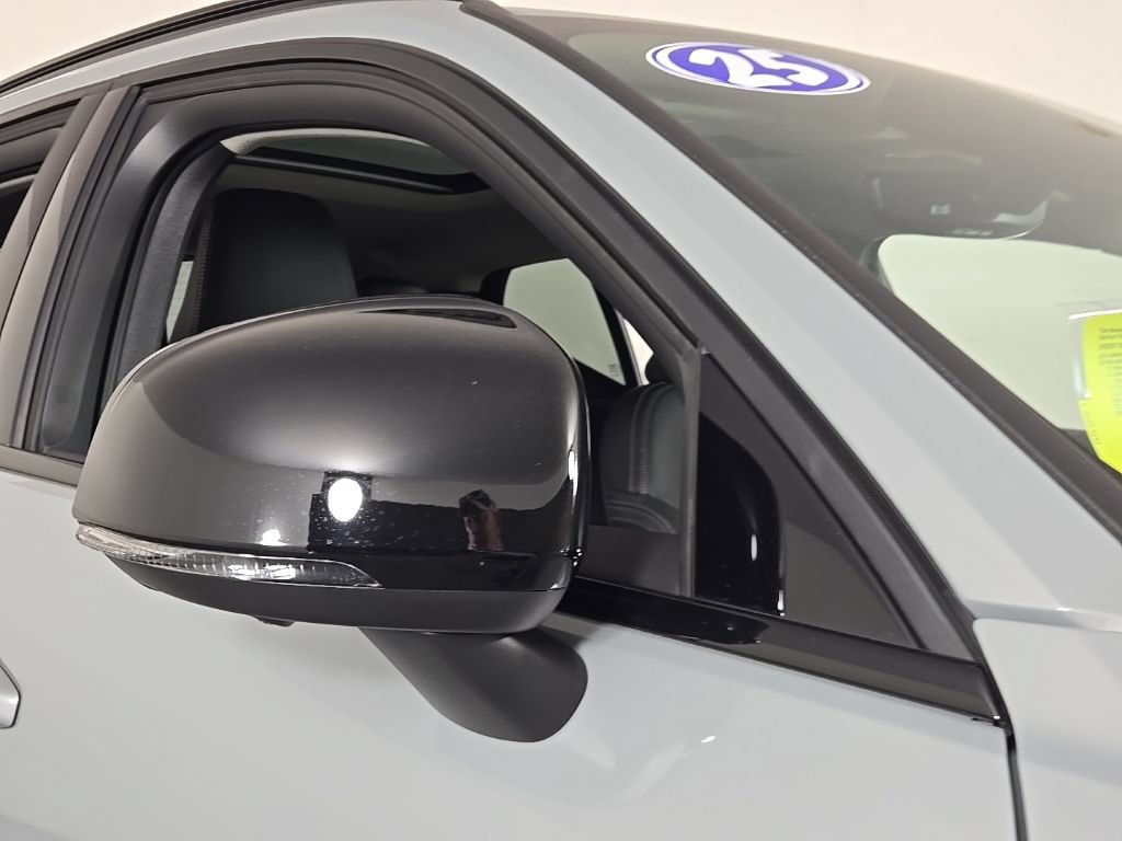 Certified 2025 Volvo XC40 B5 Plus AWD/4WD image 8