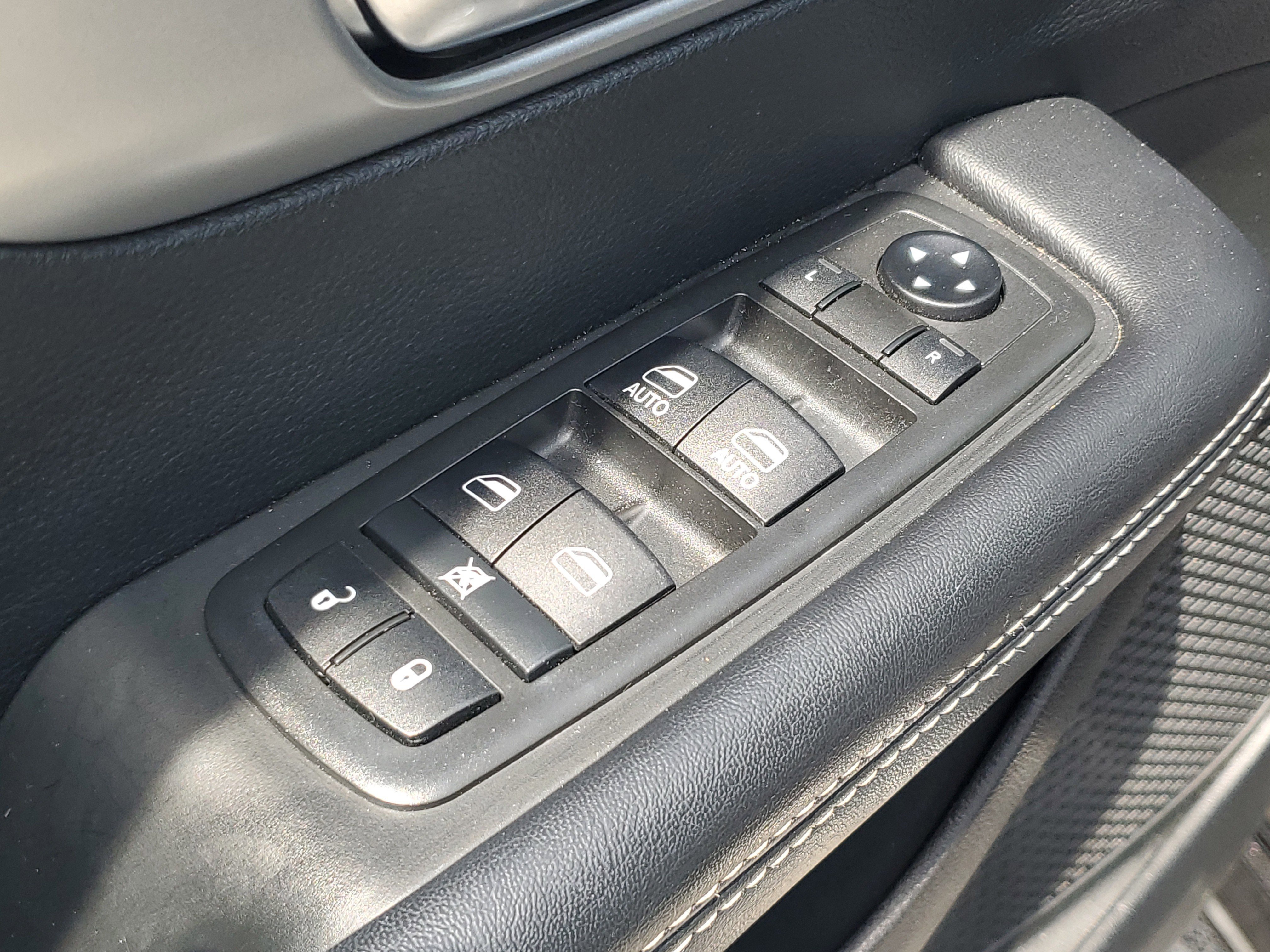 Used 2019 Chrysler Pacifica Touring-L w/ Premium Audio Group FWD image 11