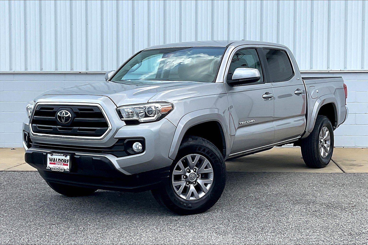 Used 2018 Toyota Tacoma SR5 RWD image 2