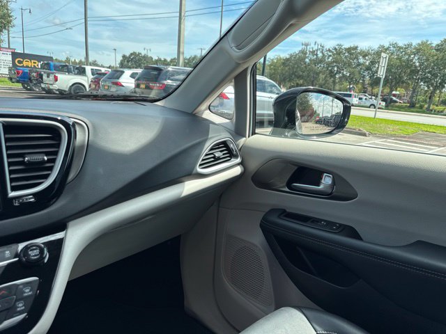 Used 2024 Chrysler Pacifica Touring-L FWD image 19
