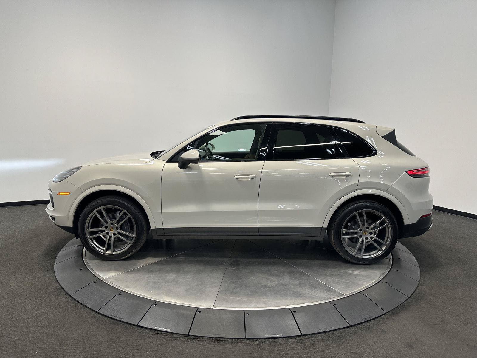 Used 2020 Porsche Cayenne AWD/4WD image 2
