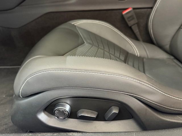 Used 2025 Chevrolet Corvette Stingray Premium Conv w/ Z51 Performance Package RWD image 13