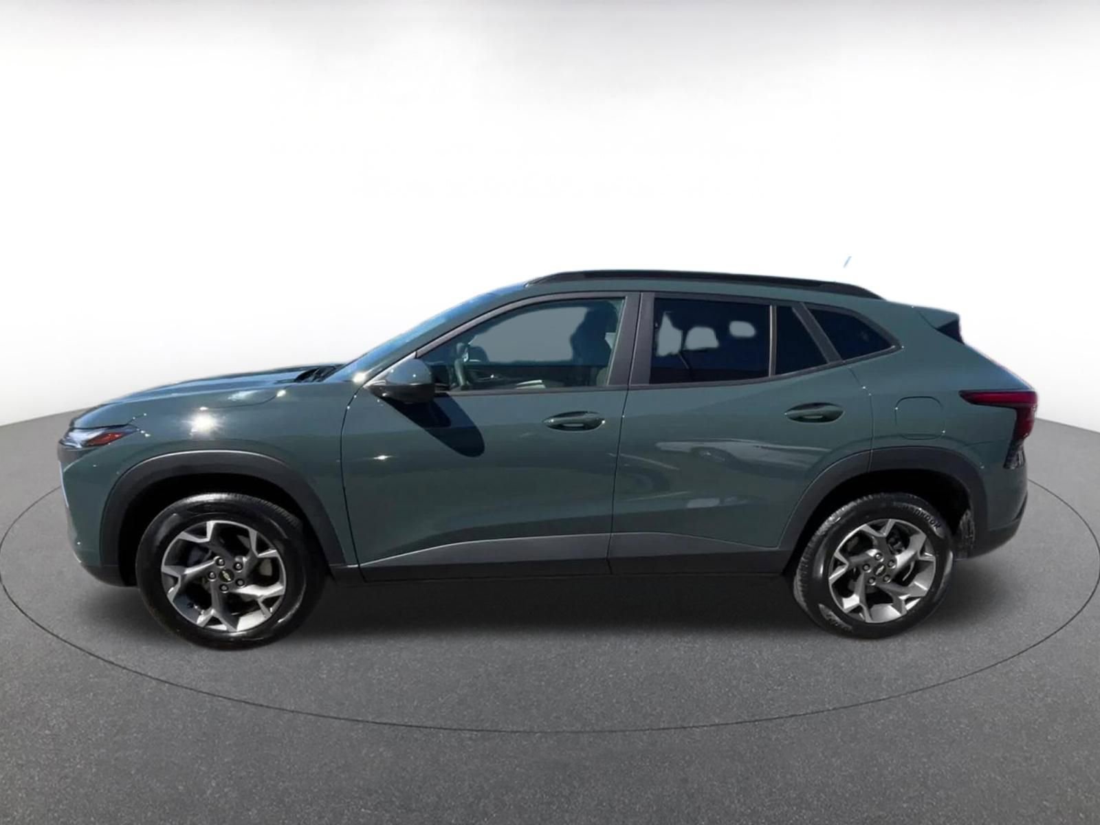 Used 2025 Chevrolet Trax LT FWD image 9