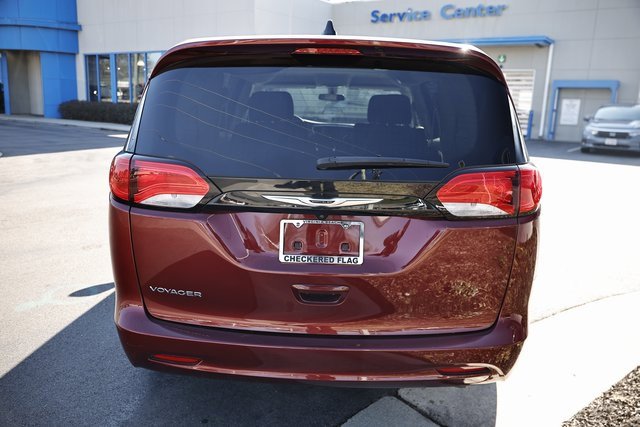 Used 2022 Chrysler Voyager LX image 6