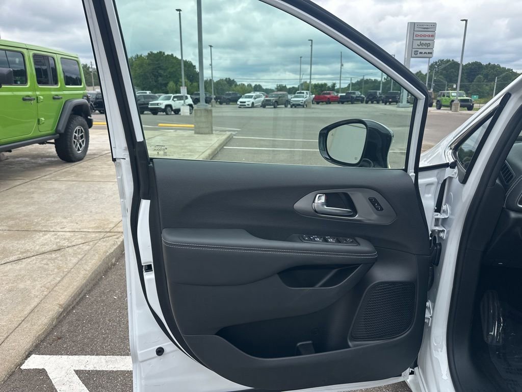 New 2026 Chrysler Pacifica Select image 10
