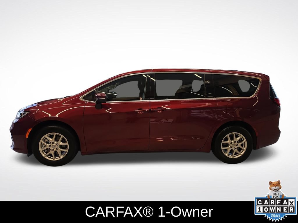 Used 2023 Chrysler Pacifica Touring-L FWD image 2