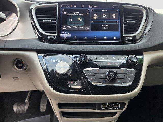 Used 2021 Chrysler Pacifica Touring-L image 19