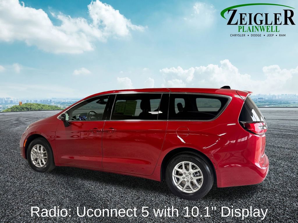 Used 2025 Chrysler Pacifica Select image 6