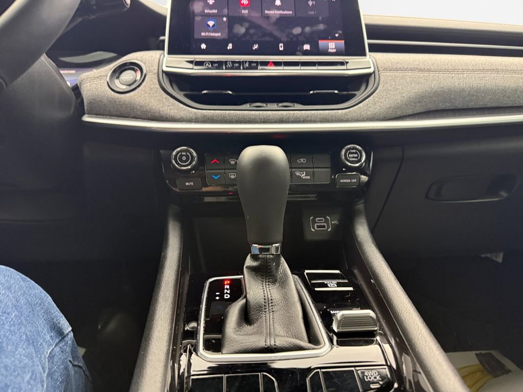 Used 2024 Jeep Compass Latitude image 21