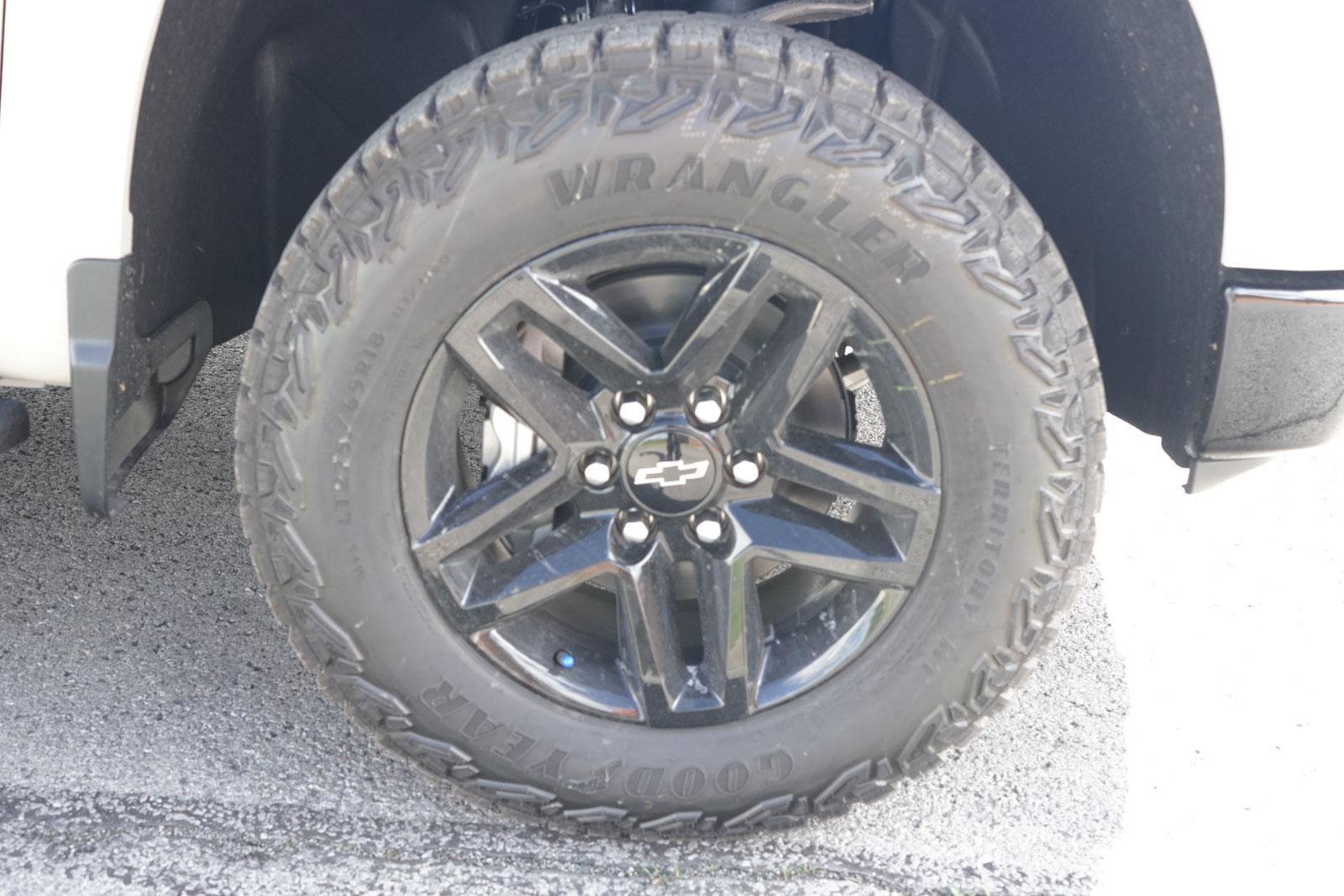 New 2026 Chevrolet Silverado 1500 Custom Trail Boss w/ LPO, Dark Essentials Package AWD/4WD image 14