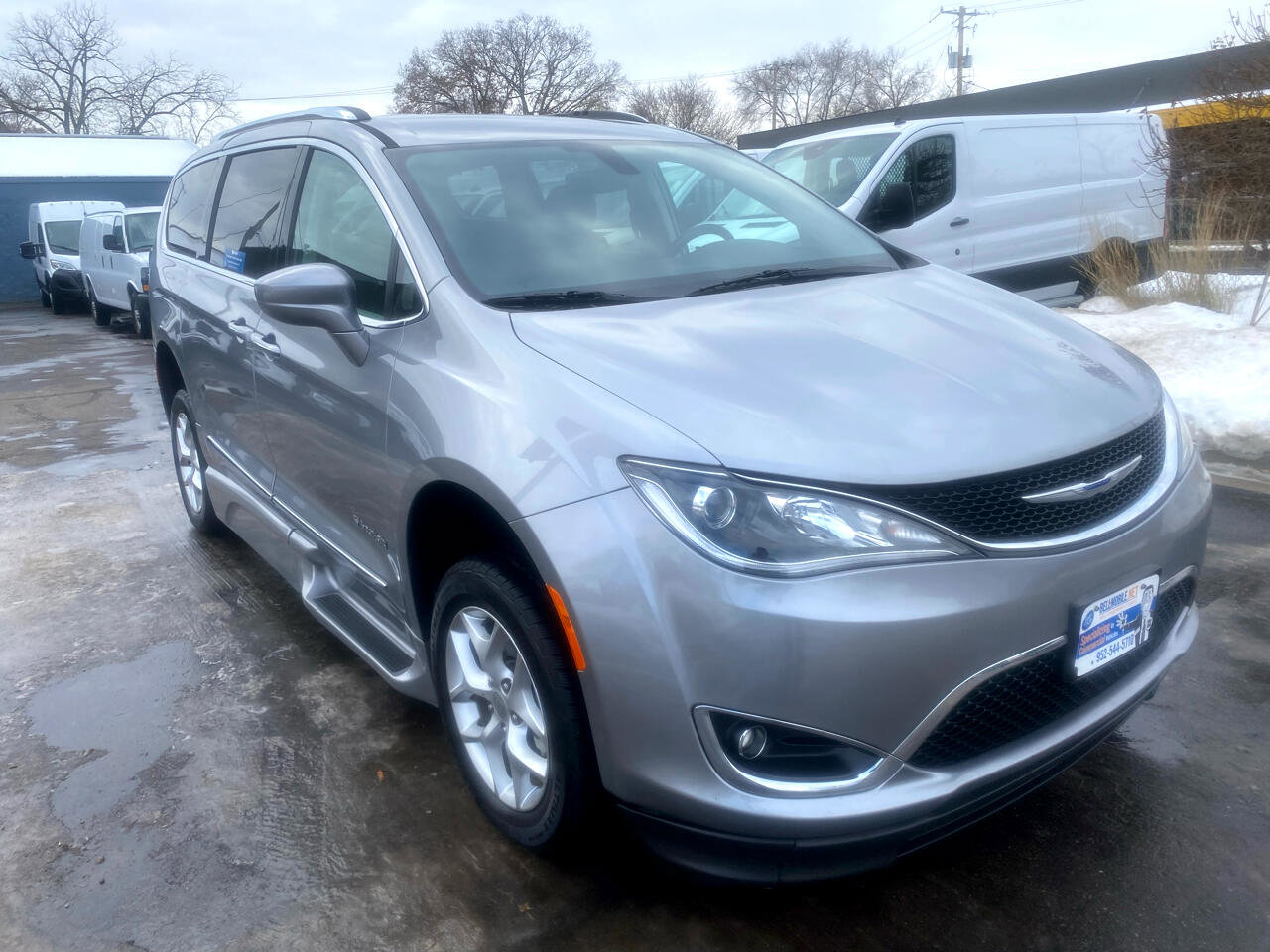 Used 2018 Chrysler Pacifica Touring-L w/ Tire & Wheel Group image 3