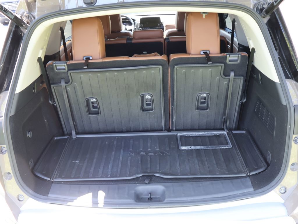 Used 2024 Nissan Pathfinder Platinum w/ Cargo Package AWD/4WD image 17