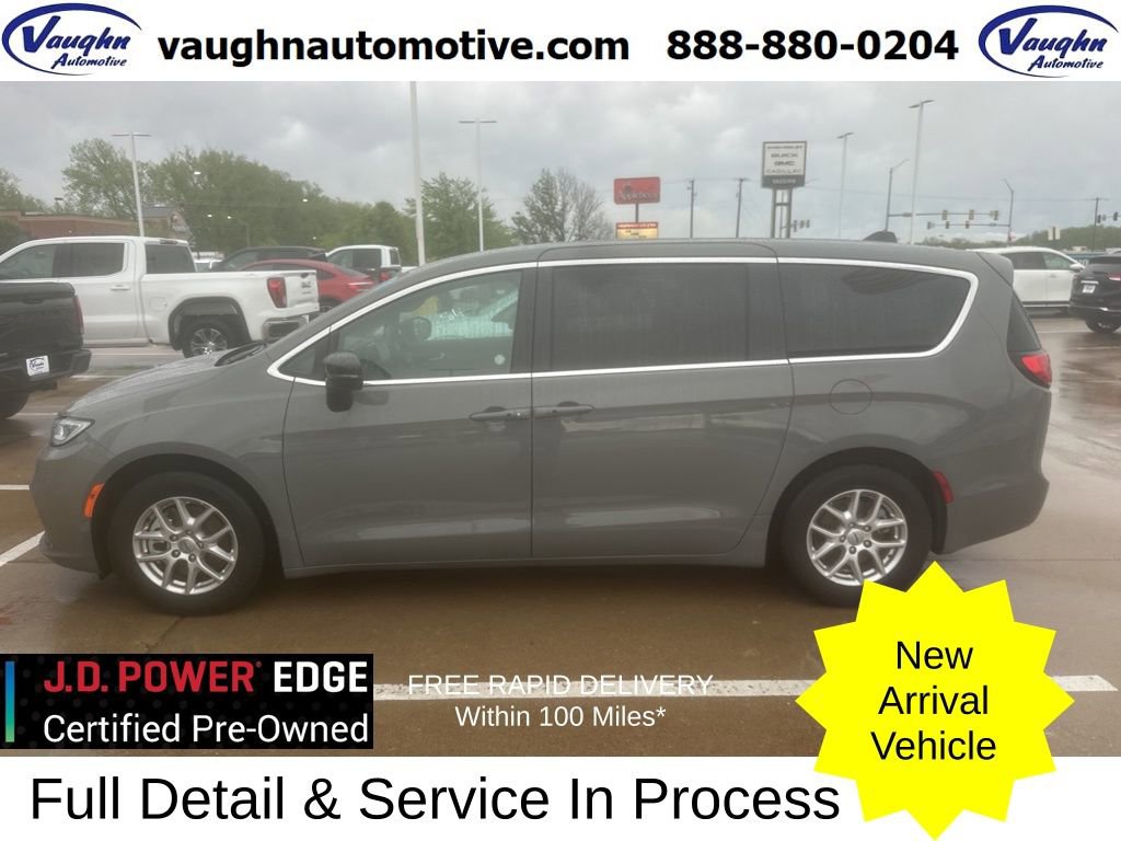Used 2025 Chrysler Pacifica Select
