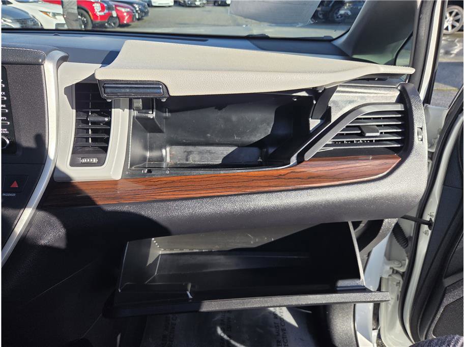 Used 2020 Toyota Sienna Limited Premium w/ Carpet Mat Package image 21