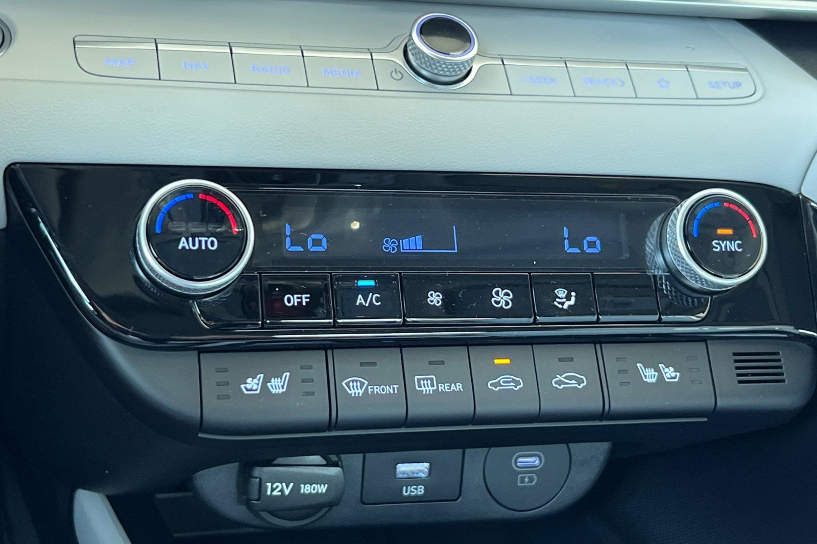 New 2025 Hyundai Elantra Limited image 18