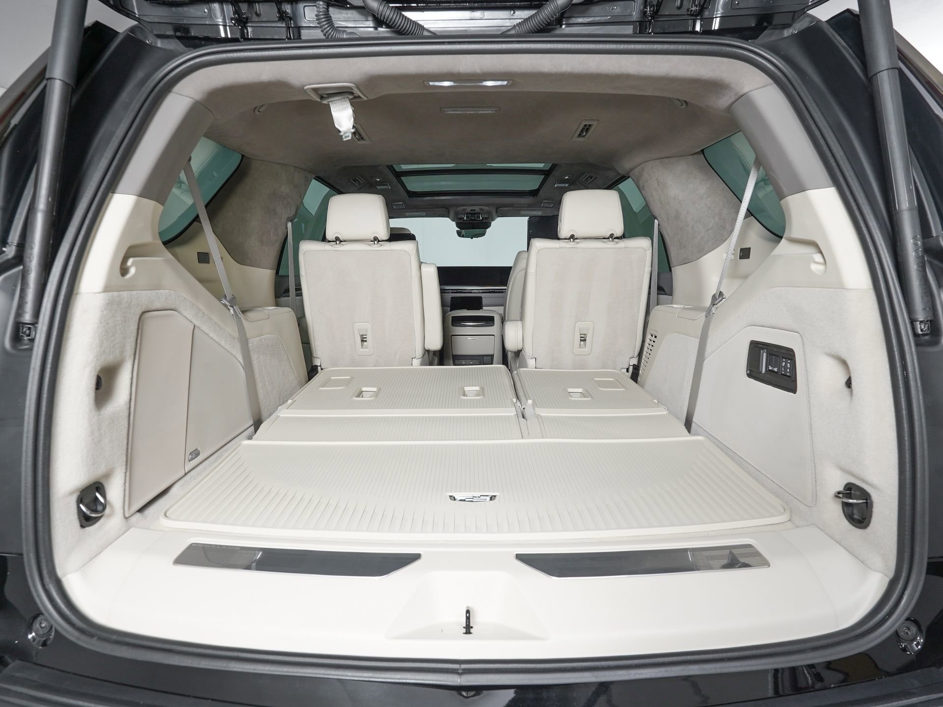 Used 2026 Cadillac Escalade Platinum Sport w/ LPO, Floor Liner Package AWD/4WD image 14