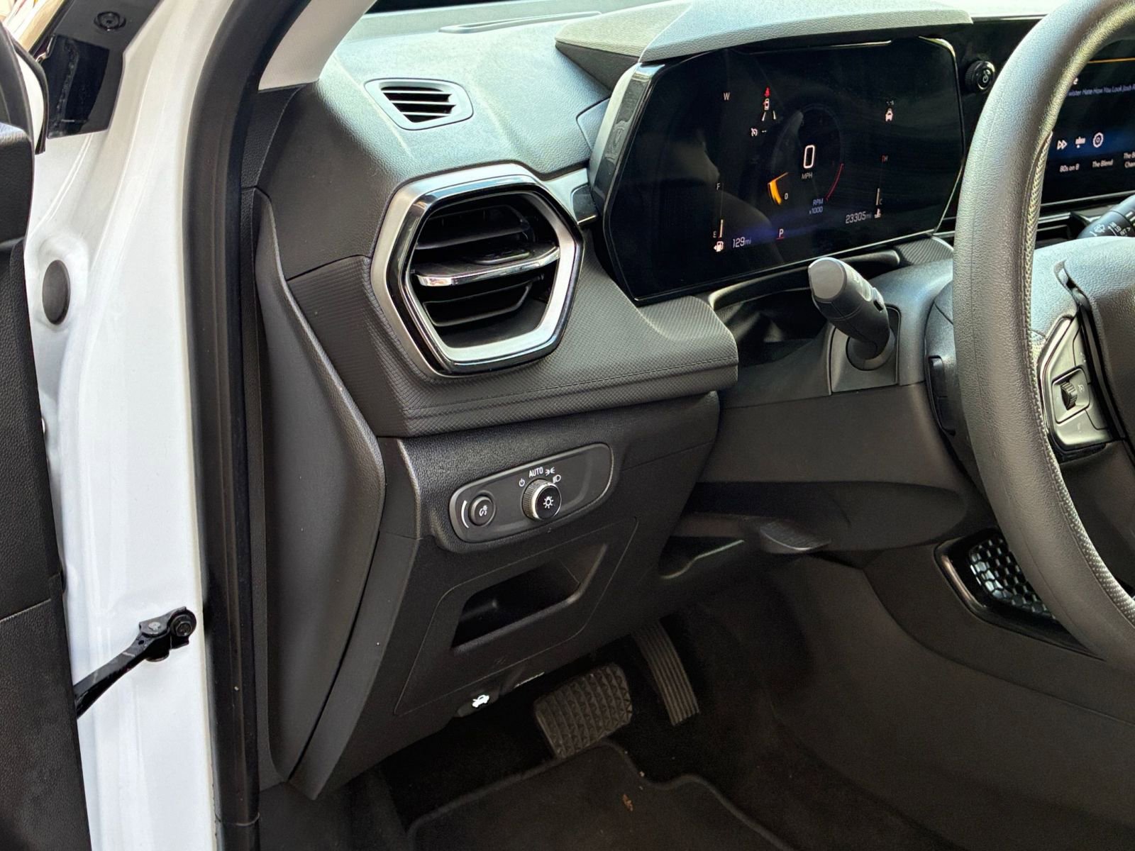Used 2025 Chevrolet TrailBlazer LT FWD image 33
