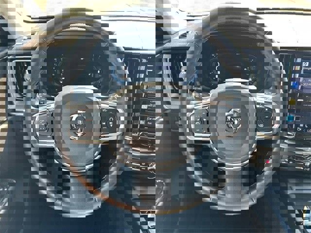 Used 2022 Volvo XC60 B5 Momentum image 20