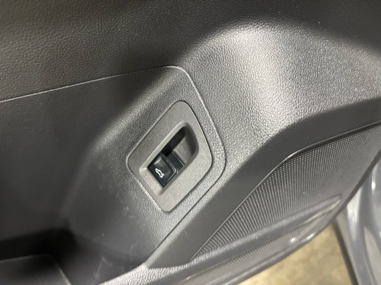 Used 2023 Volkswagen Atlas SE w/ Technology Package w/ Black Wheel Package image 37