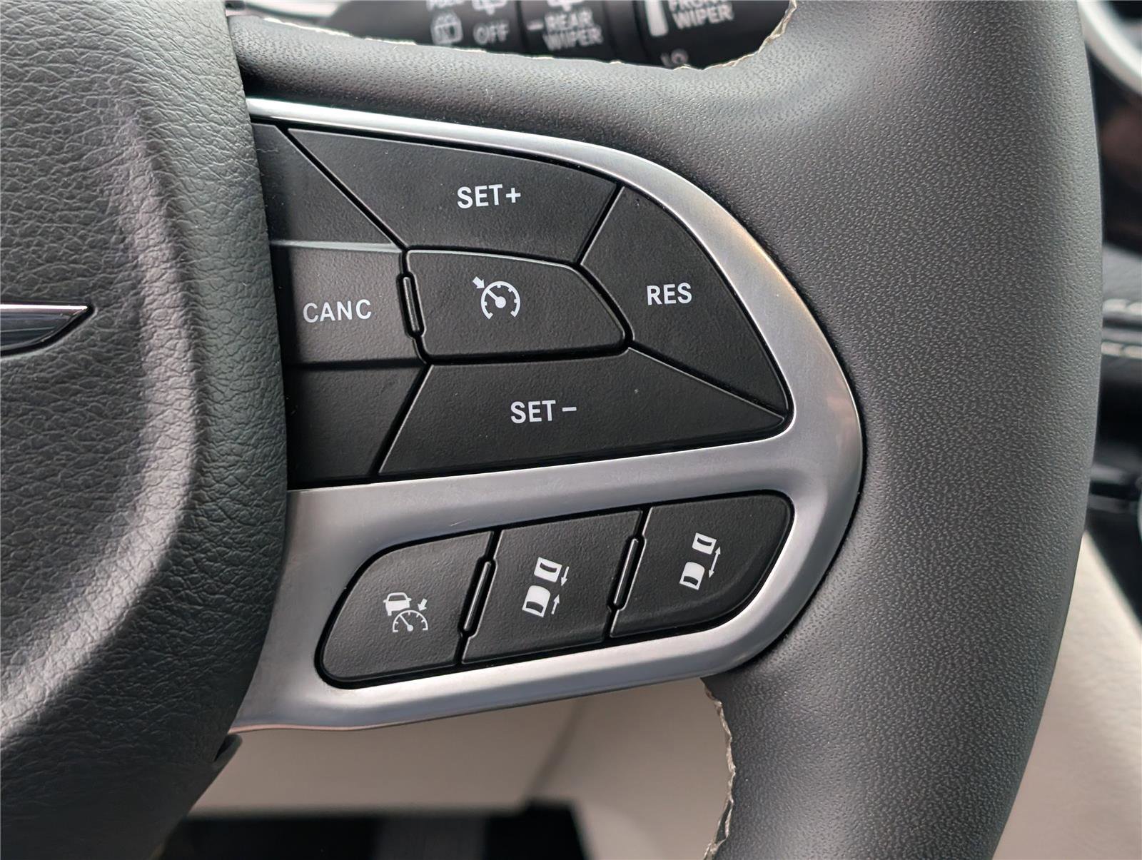 Used 2024 Chrysler Pacifica Select image 26