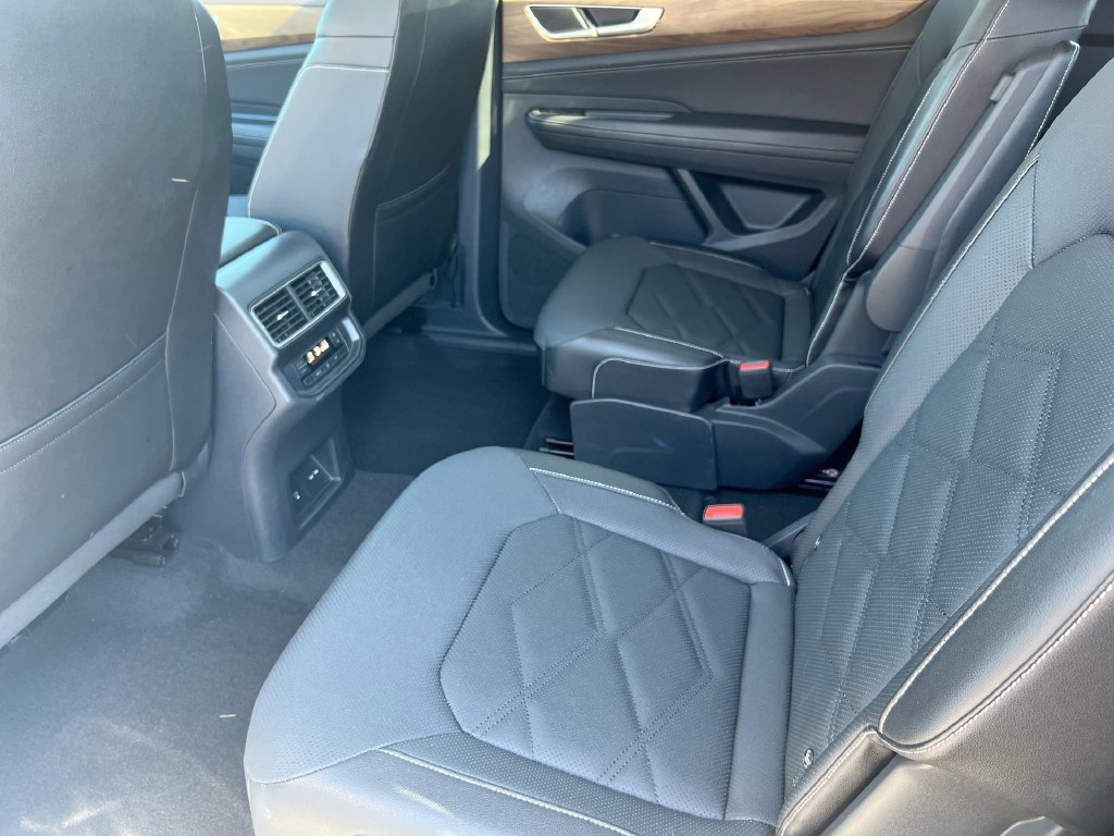 Used 2025 Volkswagen Atlas SE AWD/4WD image 42