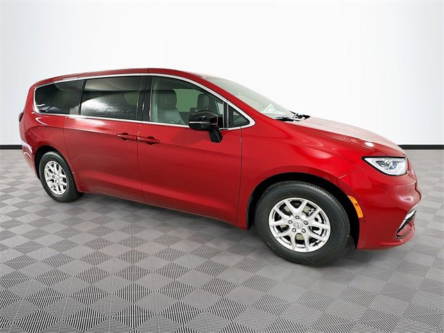 New 2026 Chrysler Pacifica Select image 3