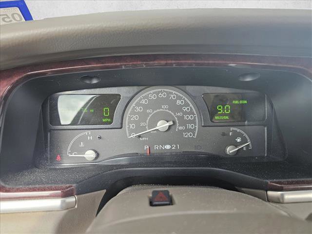 Used 2005 Lincoln Town Car Signature Limited image 14