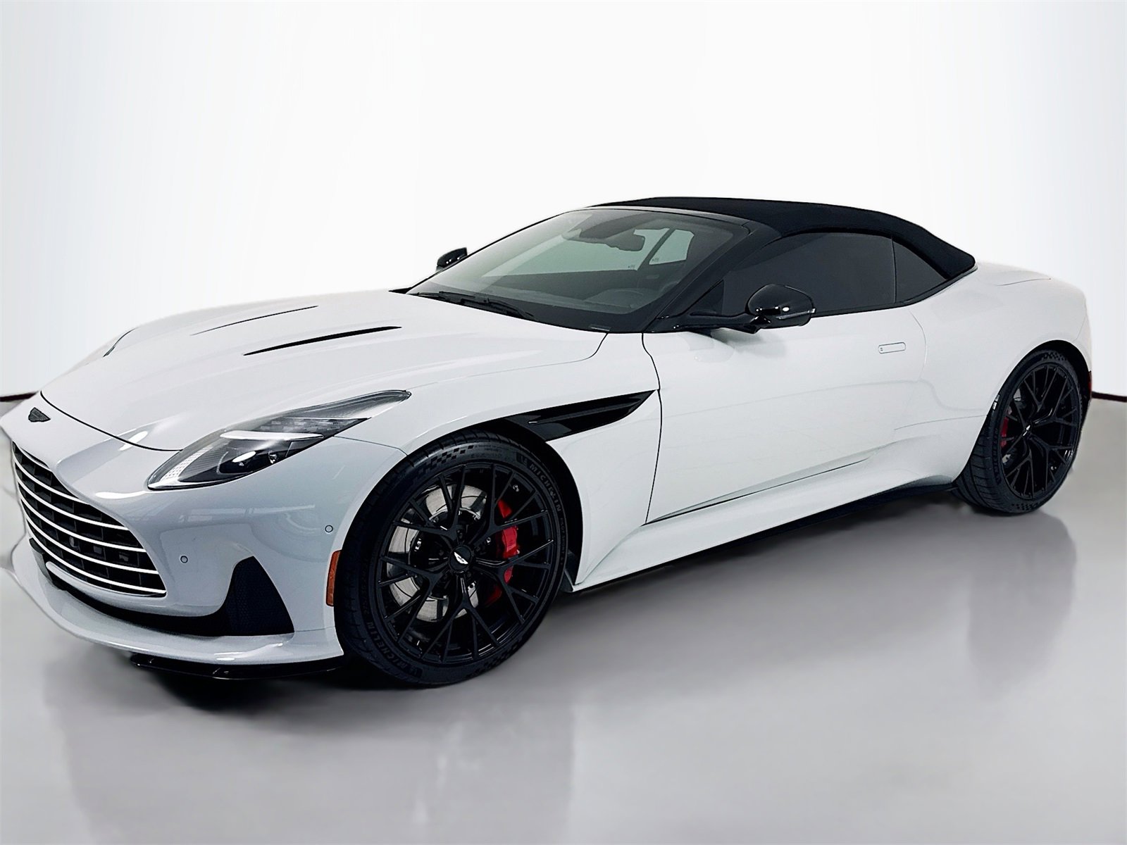 Used 2025 Aston Martin DB12 Convertible image 3