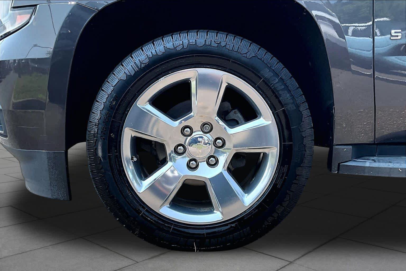 Used 2017 Chevrolet Suburban LT RWD image 11