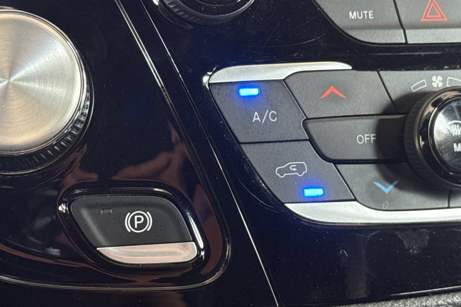Used 2025 Chrysler Pacifica Limited FWD image 29