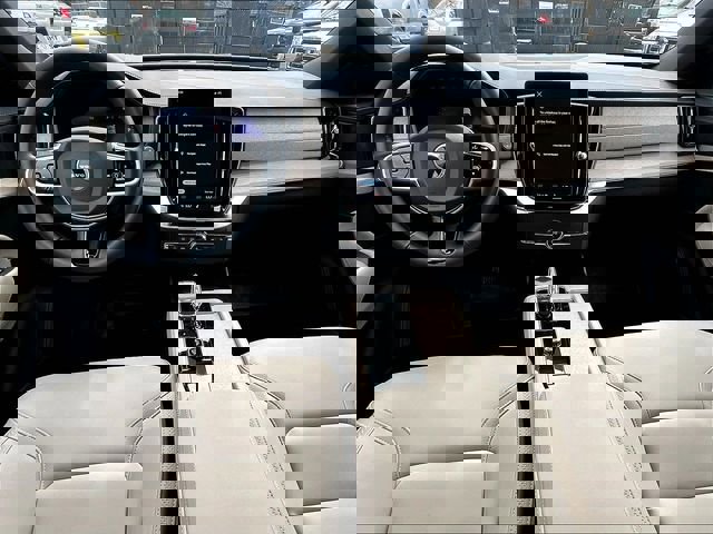 Used 2025 Volvo XC90 B6 Plus image 16