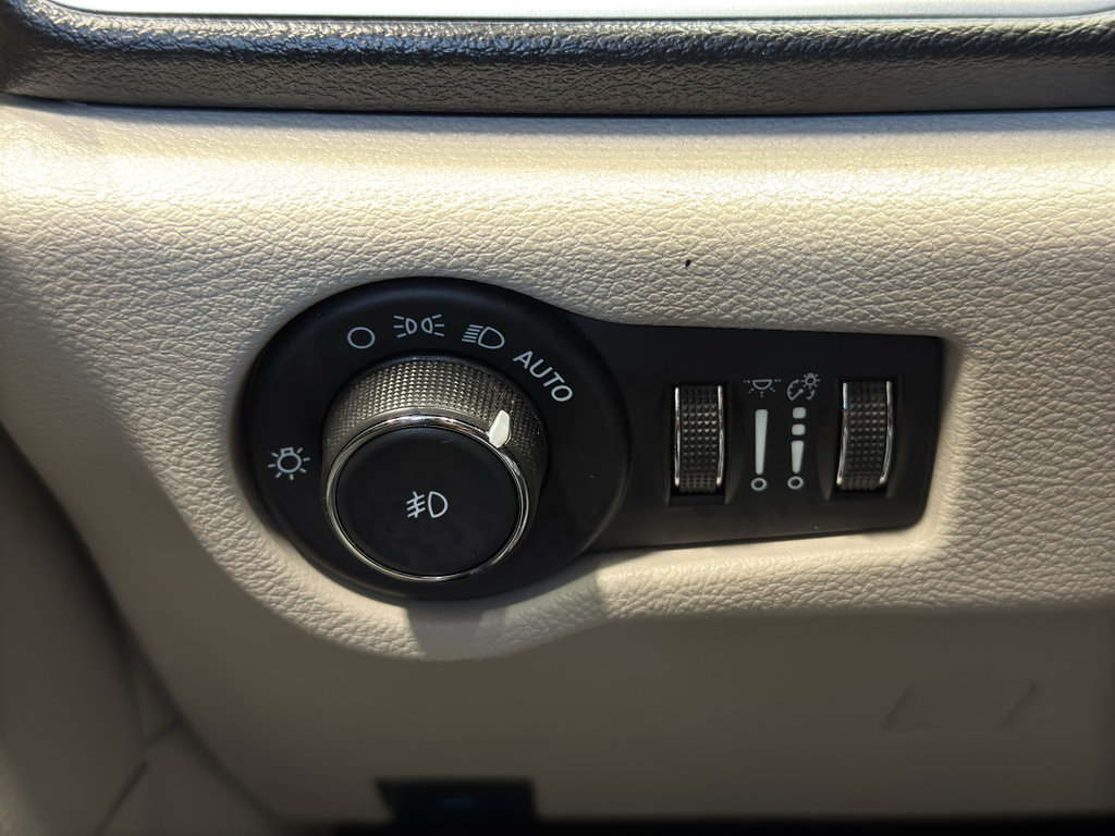 Used 2023 Chrysler Pacifica Touring-L FWD image 33