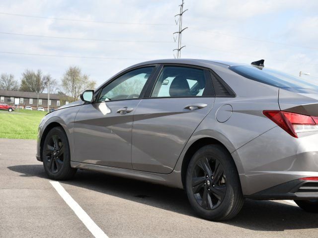 Used 2022 Hyundai Elantra SEL w/ Preferred Accessory Package FWD image 5