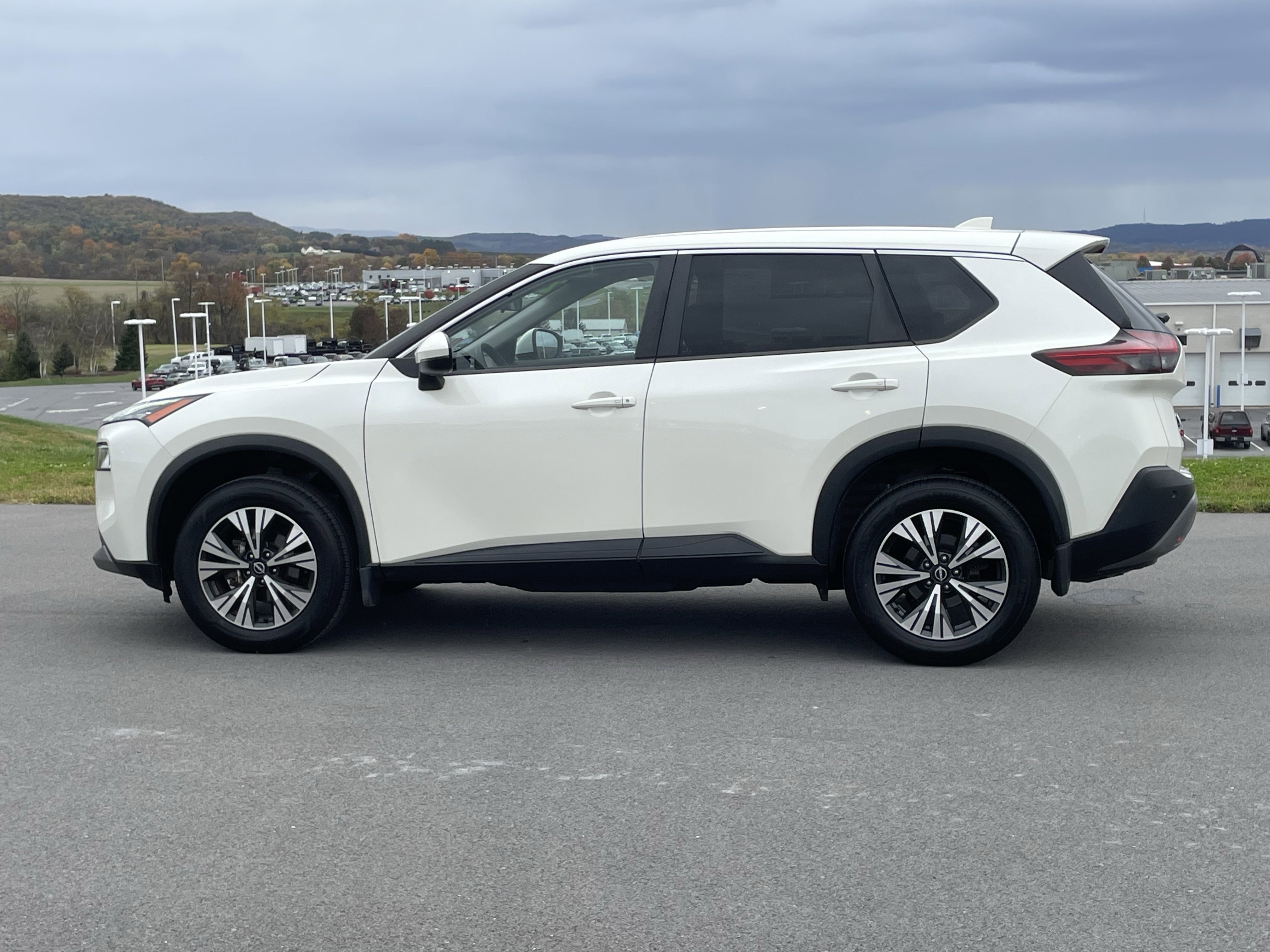 Used 2023 Nissan Rogue SV image 7