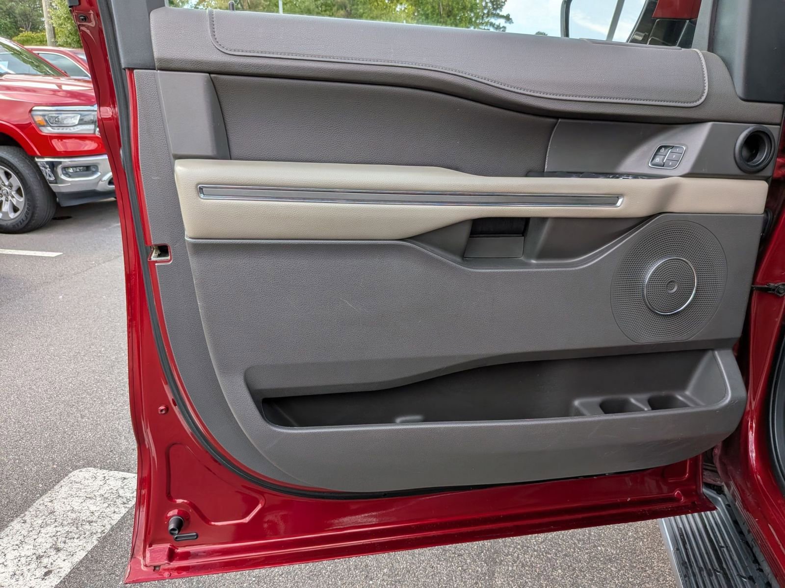 Used 2019 Ford Expedition XLT w/ Equipment Group 202A AWD/4WD image 12