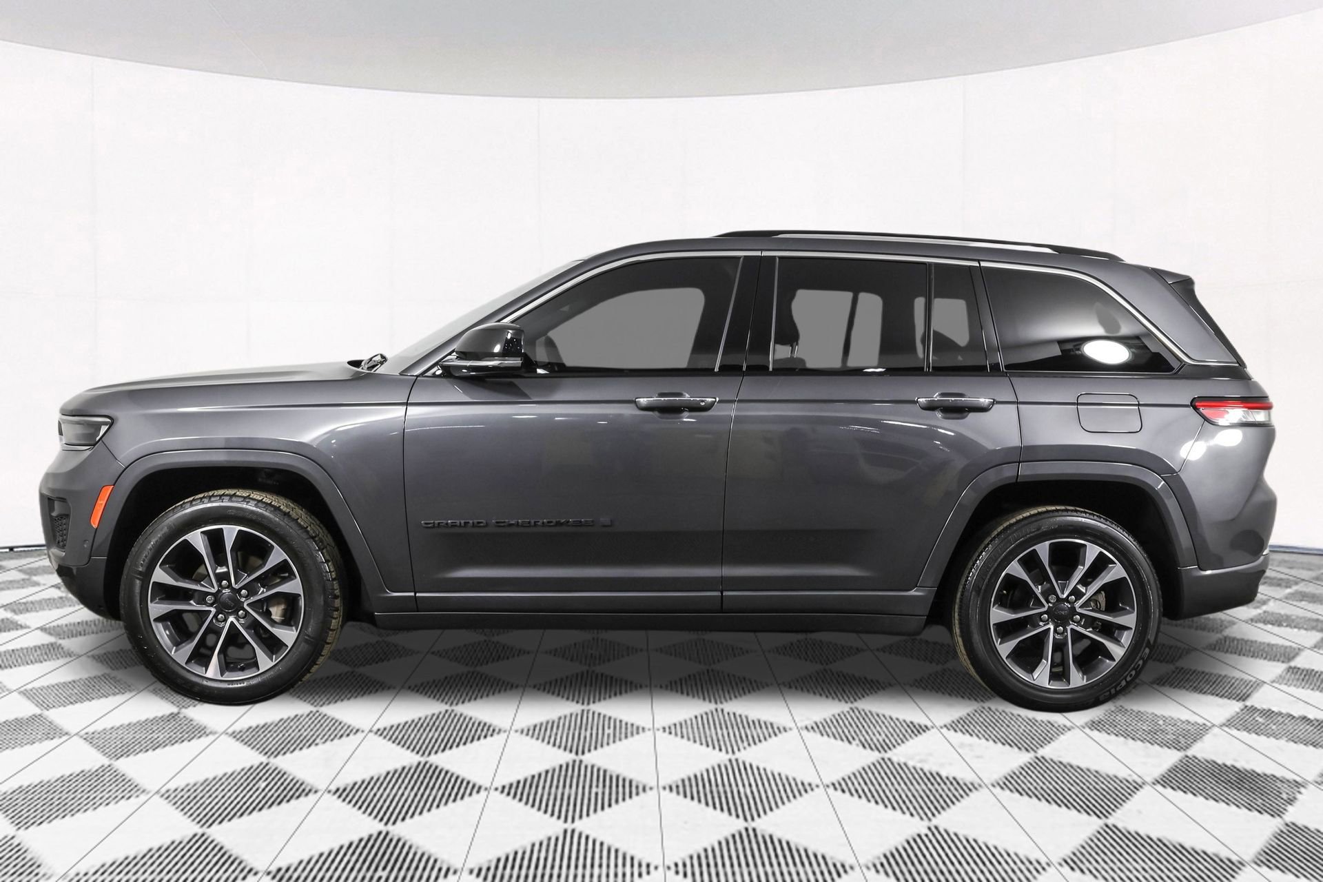 Used 2022 Jeep Grand Cherokee Overland w/ Luxury Tech Group IV image 23