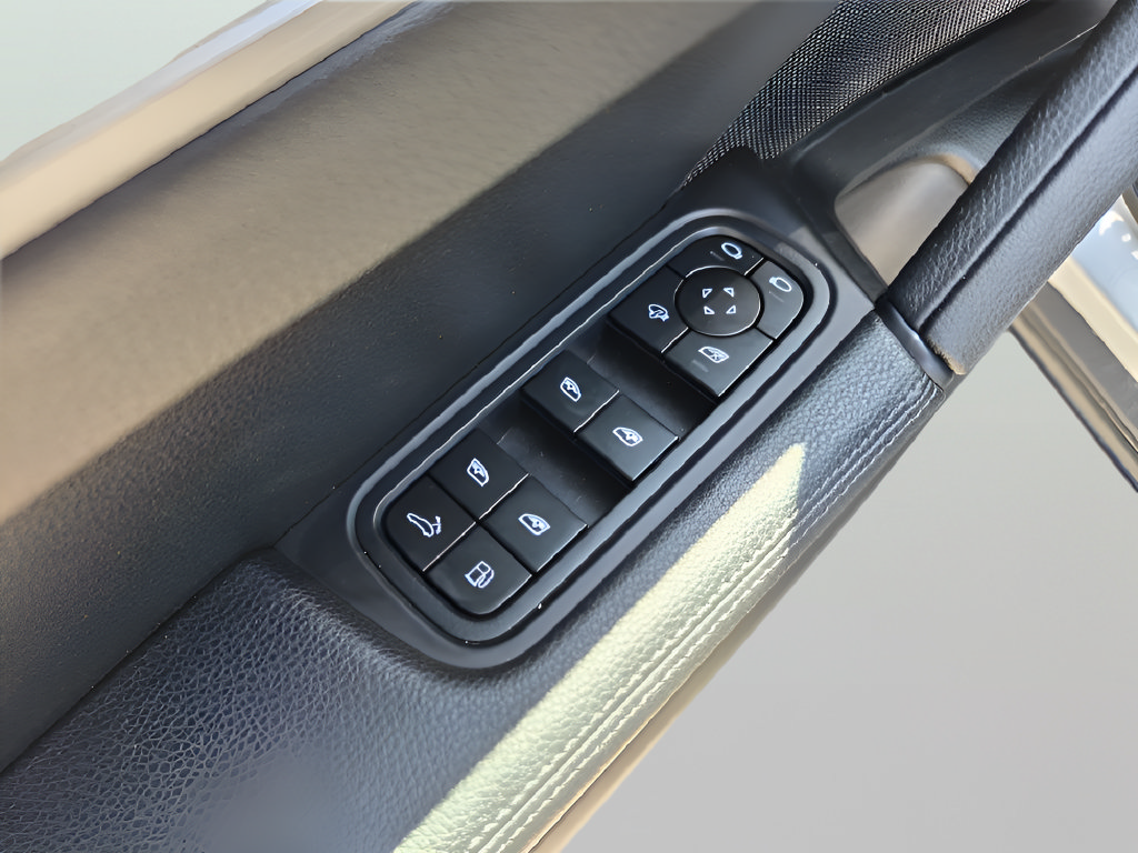 Used 2025 Porsche Cayenne S AWD/4WD image 18
