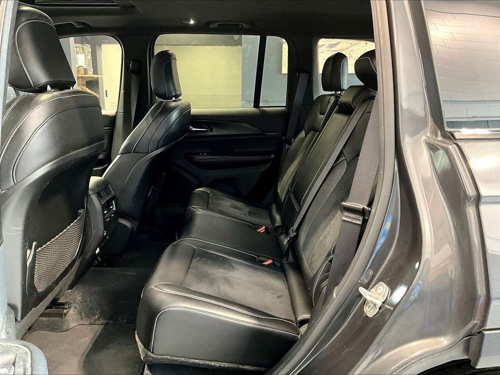 Used 2023 Jeep Grand Cherokee Altitude image 15