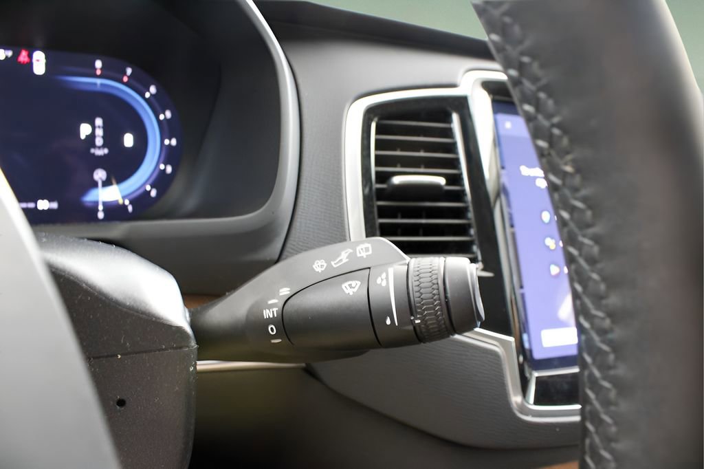 Certified 2025 Volvo XC90 B6 Plus image 29