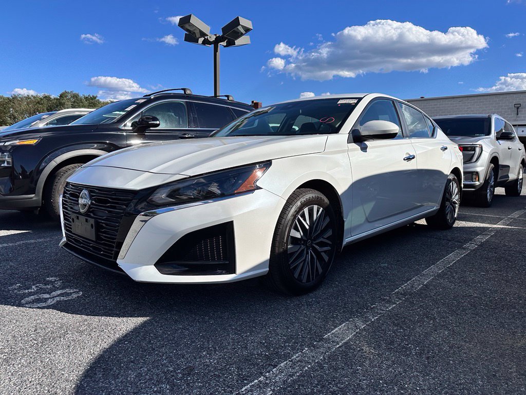 Used 2024 Nissan Altima 2.5 SV w/ SV Premium Package AWD/4WD image 2