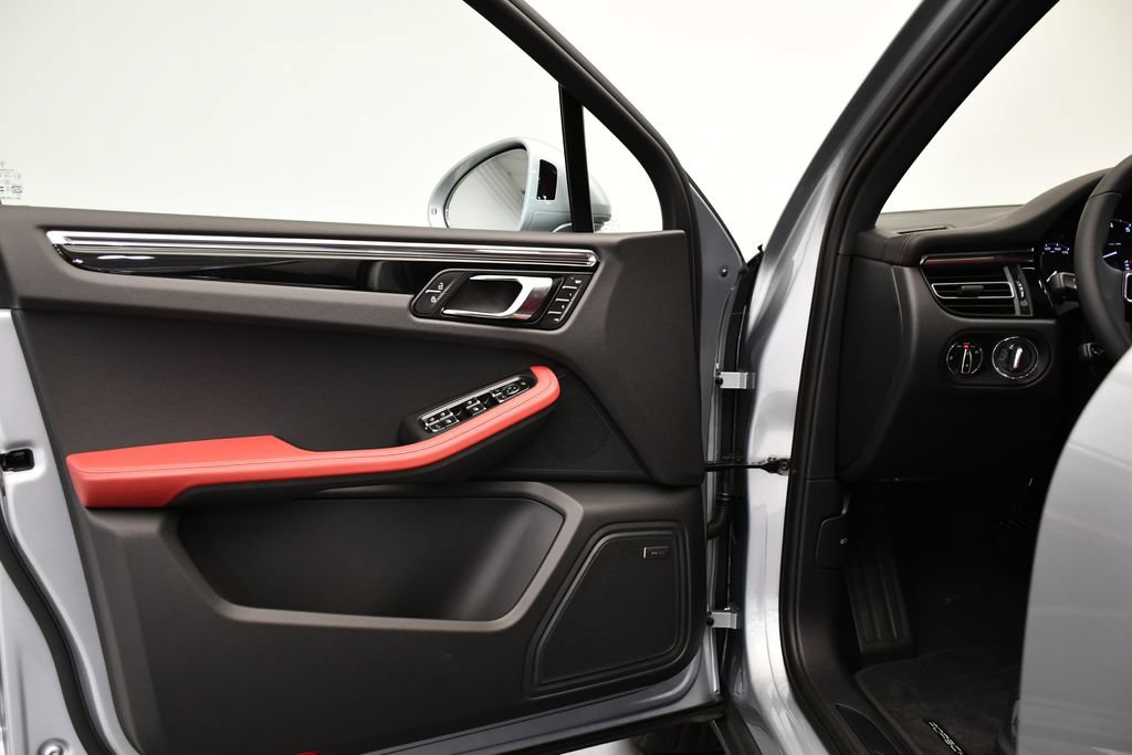 Certified 2026 Porsche Macan AWD/4WD image 34
