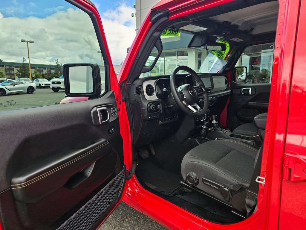 Used 2024 Jeep Wrangler Unlimited Sahara AWD/4WD image 16