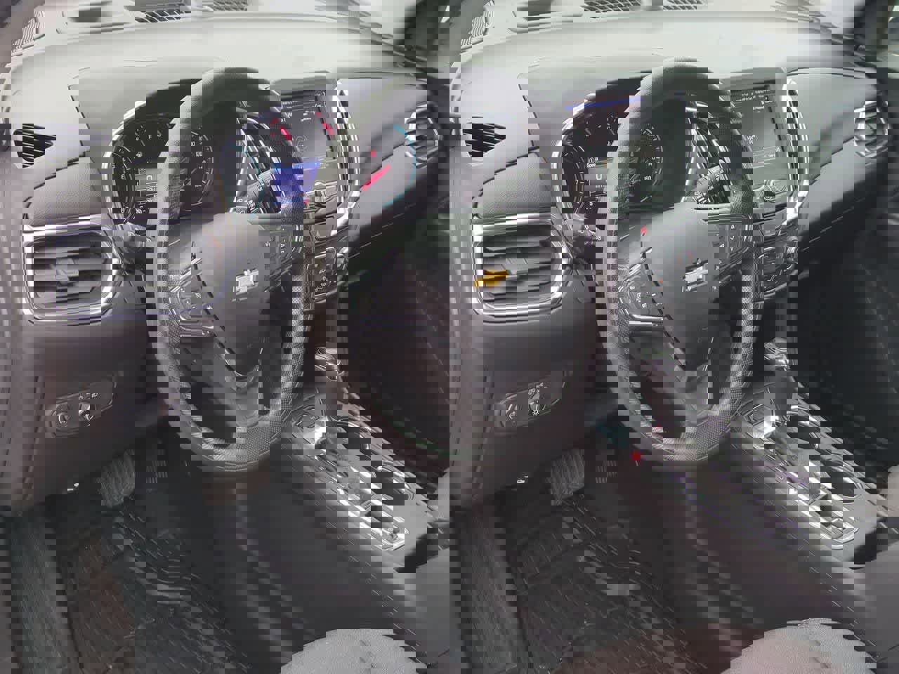 Used 2020 Chevrolet Equinox LT image 2