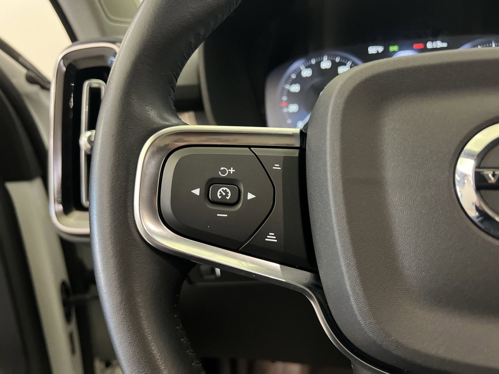 Used 2021 Volvo XC40 T5 Momentum w/ Premium Package image 33