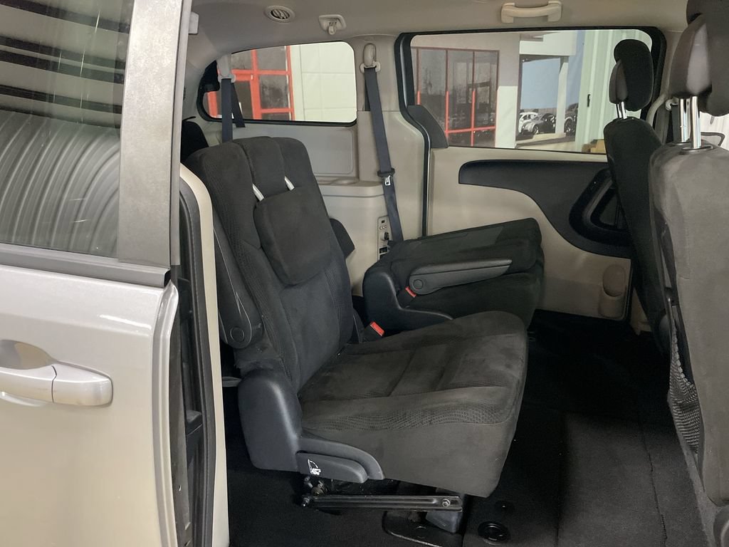 Used 2016 Dodge Grand Caravan SXT w/ Rear Park Assist Package FWD image 28